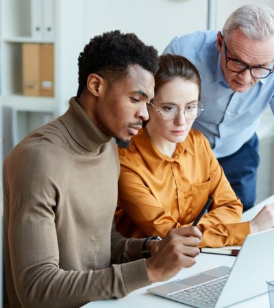 Alpion Connect - business people working in team on laptop p8u0dasvd7kmtas0t0xa6oan8sz2wfwz7gyx2cij6c